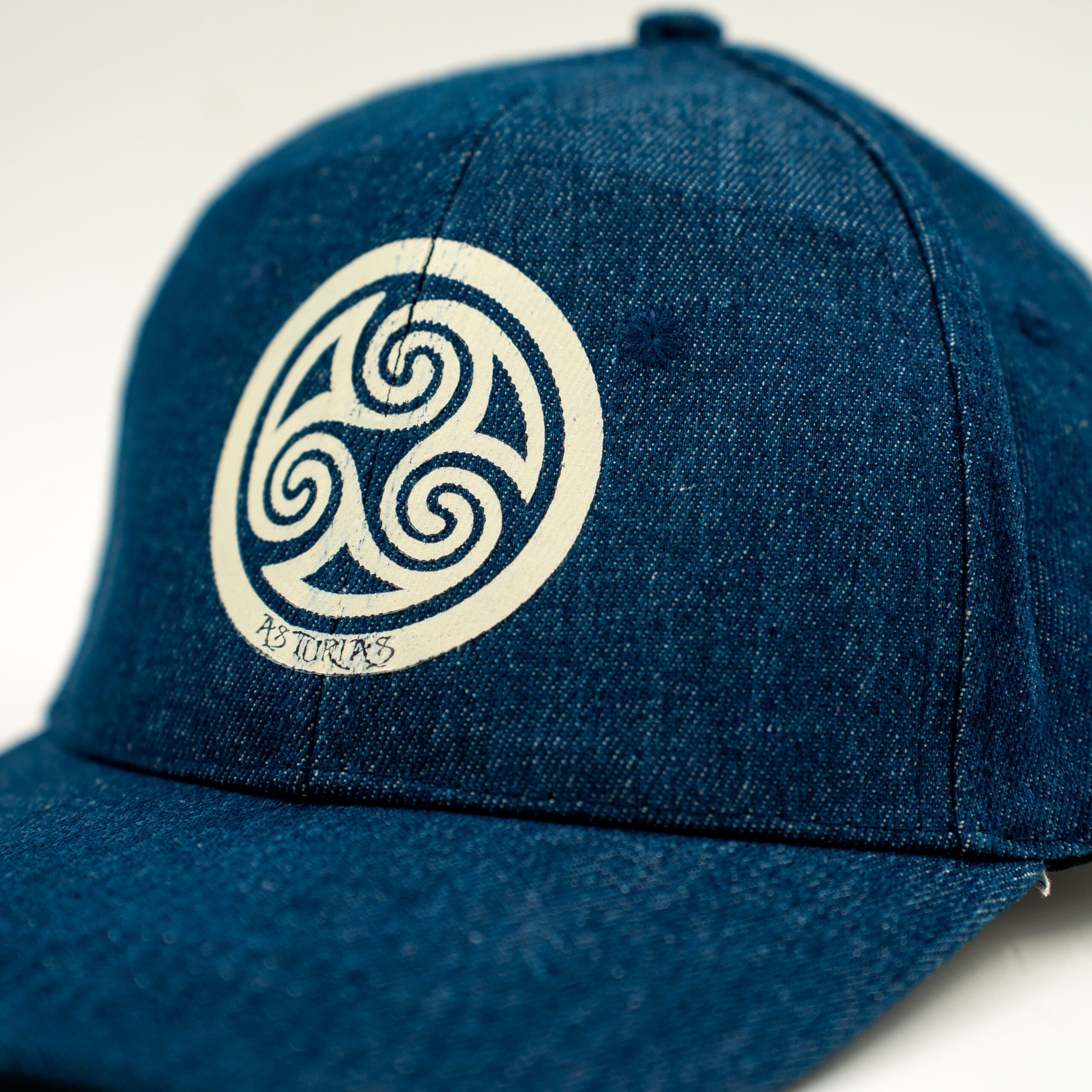 Gorra negra Trisquel Asturias detalle | Asturias Encantada