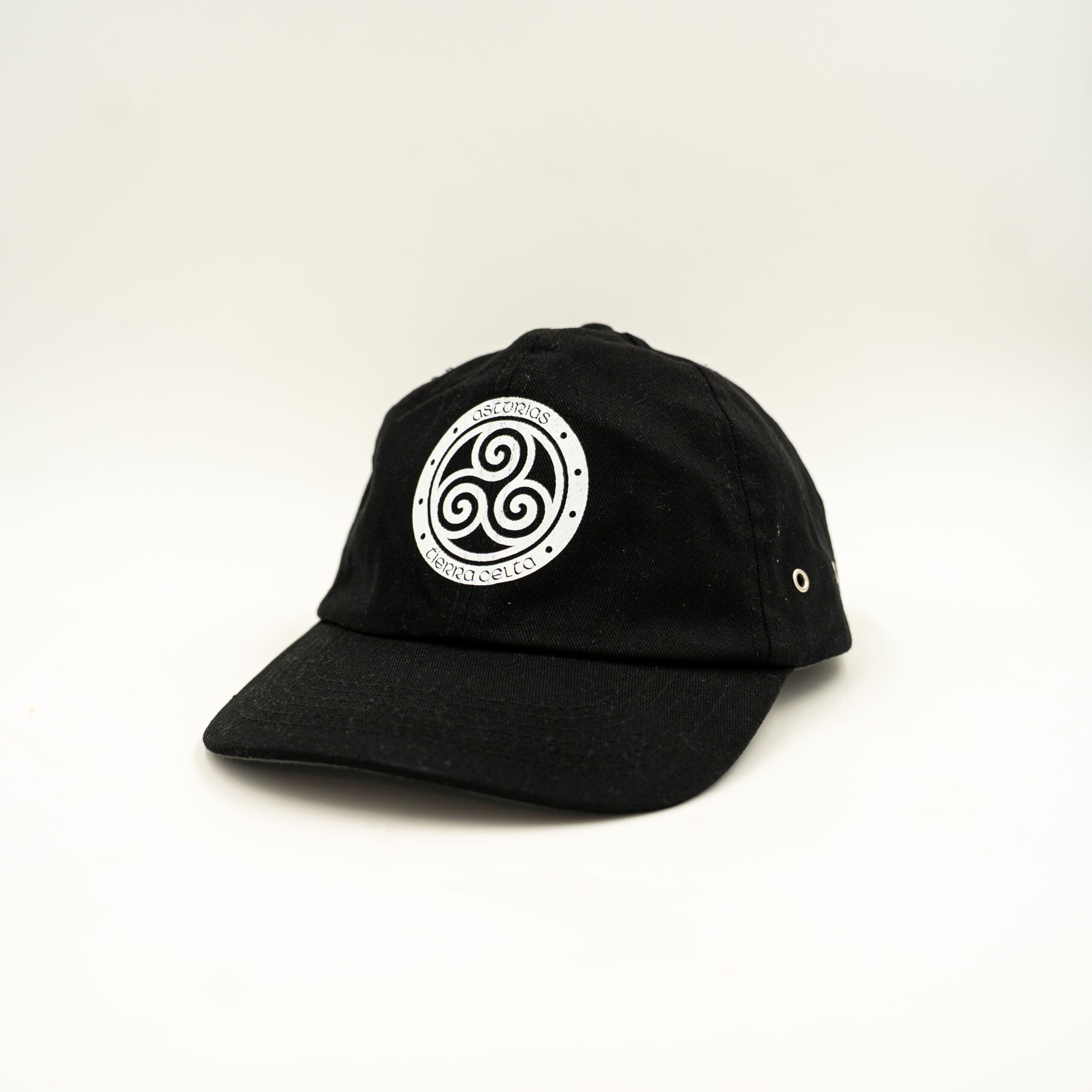 Gorra negra Trisquel Celta Asturias frontal | Asturias Encantada