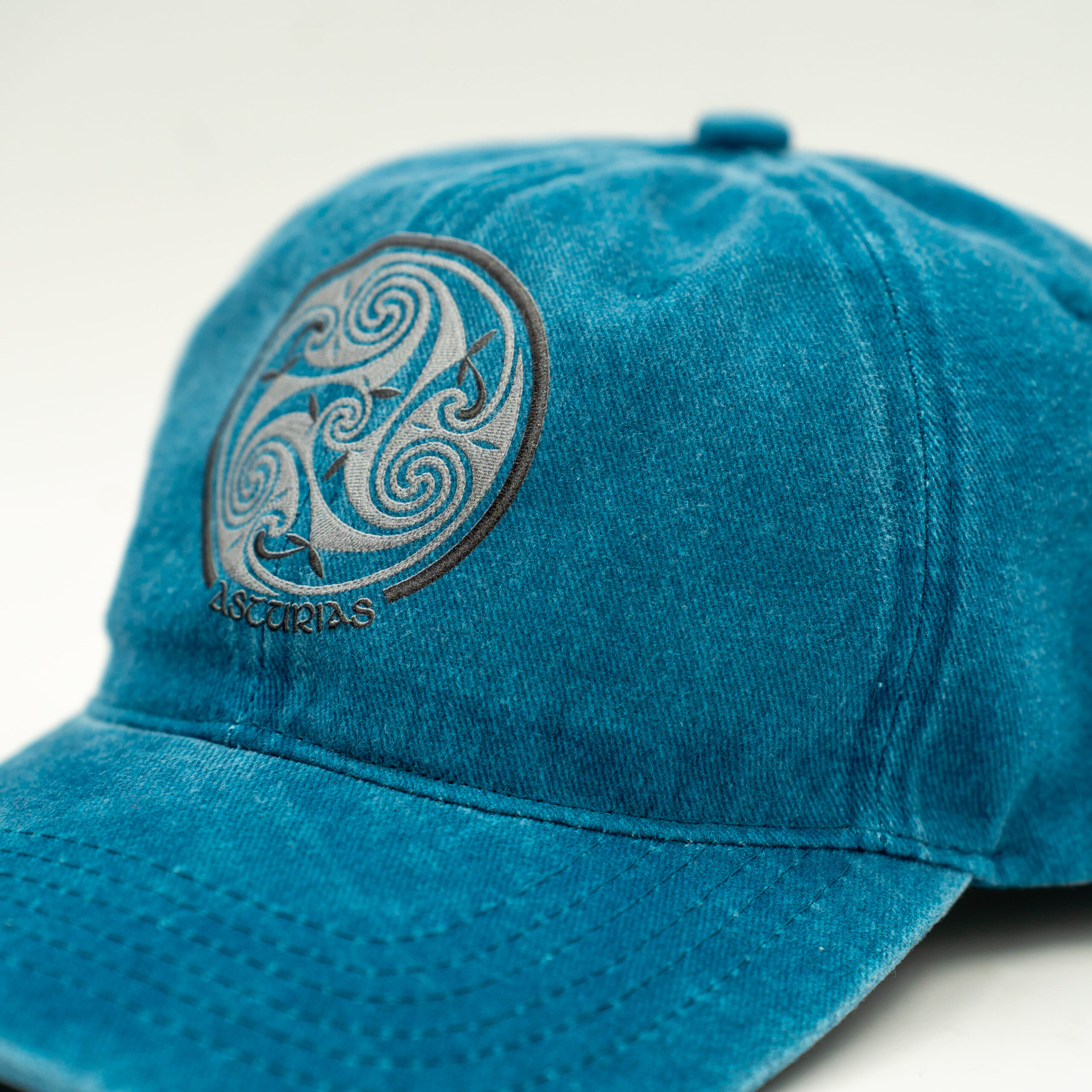 Gorra azul Trisquel Asturias detalle | Asturias Encantada