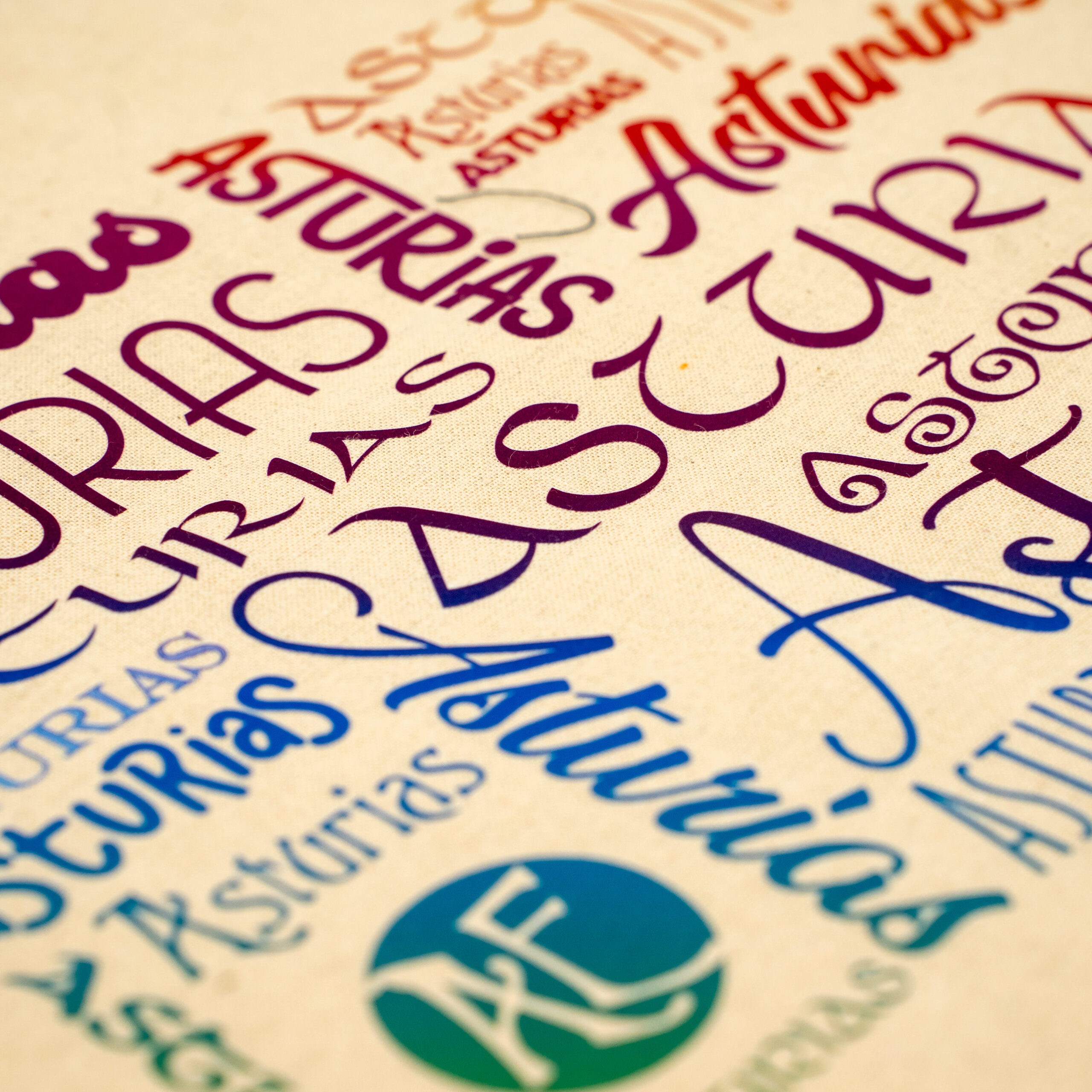 Detalle totebag con letras Asturias | Asturias Encantada