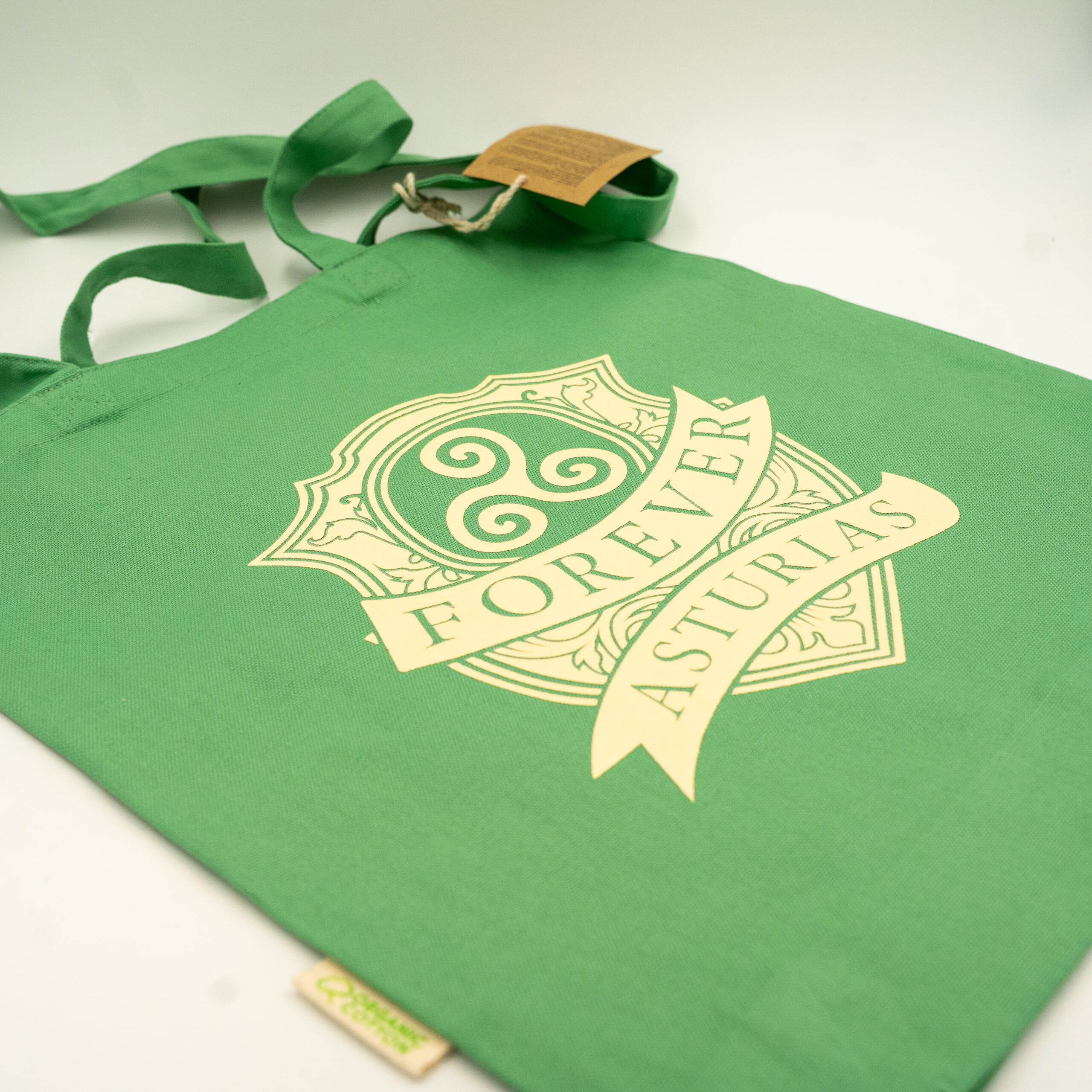 Detalle totebag verde con diseño Forever Asturias | Asturias Encantada