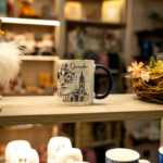 Taza cerámica Plumilla Oviedo frontal | Asturias Encantada
