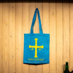 Tote bag azul Cruz de la Victoria Asturias frontal | Asturias Encantada